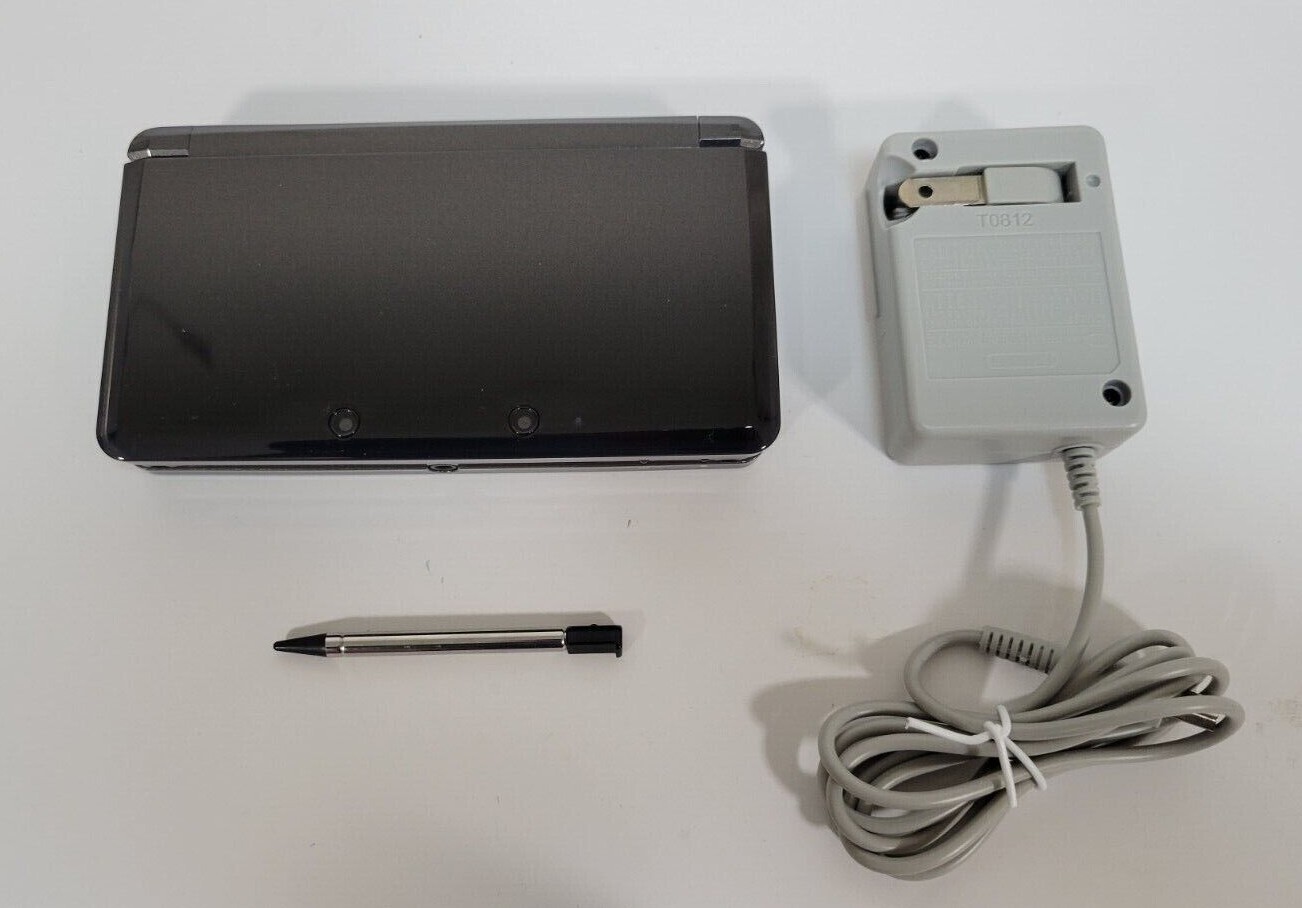 Original Nintendo 3DS USA Seller Charger 4GB SD card and Stylus
