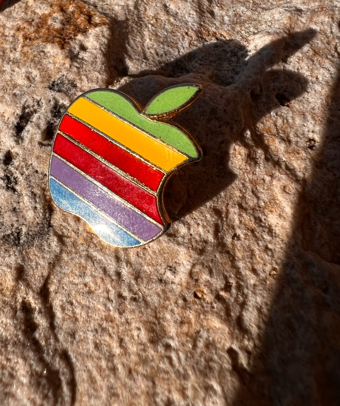 VINTAGE APPLE COMPUTER, INC; APPLE Macintosh LOGO PIN VINTAGE APPLE COMPUTER, INC; APPLE Macintosh LOGO PIN