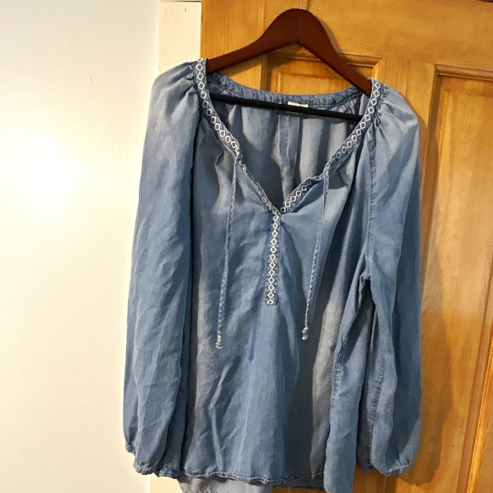 Vintage America Women\'s XL Blue Solid V-Neck Long Sleeve Tie Embroidered Blouse Vintage America Women\'s XL Blue Solid V-Neck Long Sleeve Tie Embroidered Blouse