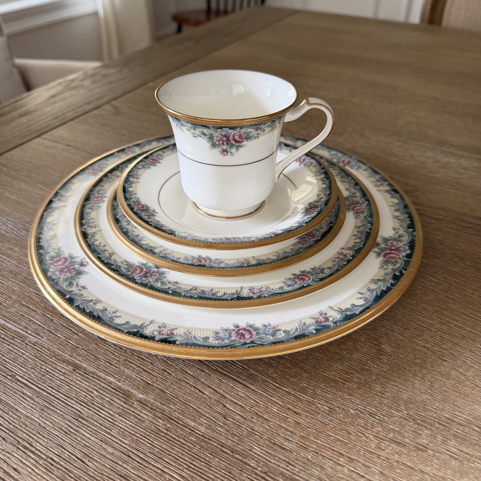 Retired Noritake “Mi Amour” Bone China – Complete 8-Place-Setting SetBeautiful r