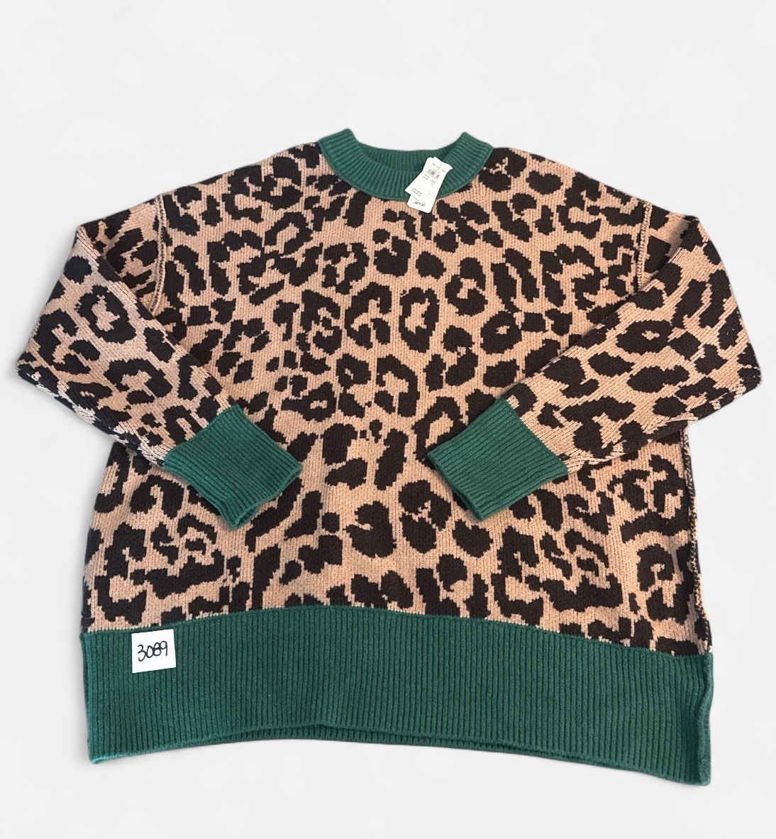 NWT Women’s Aerie Leopard Print Sweater With green Trim Size Medium NWT Women’s Aerie Leopard Print Sweater With green Trim Size Medium