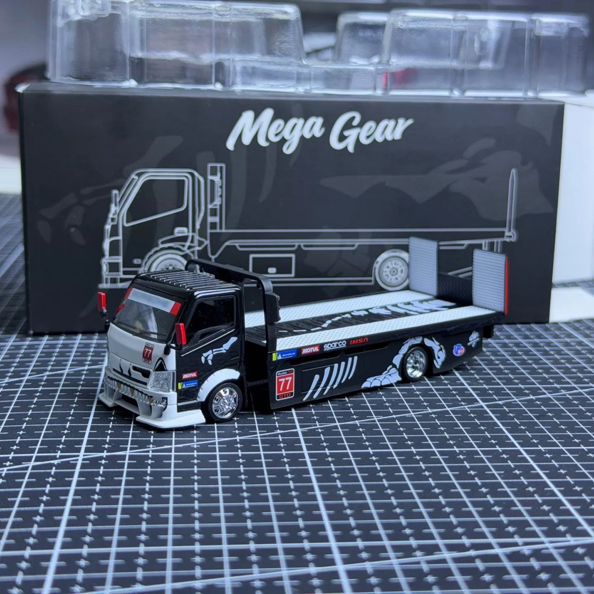 Mega Gear 1:64 Dinosaur H300 Custom Tow Flatbed Truck Model Diecast Metal Car Mega Gear 1:64 Dinosaur H300 Custom Tow Flatbed Truck Model Diecast Metal Car