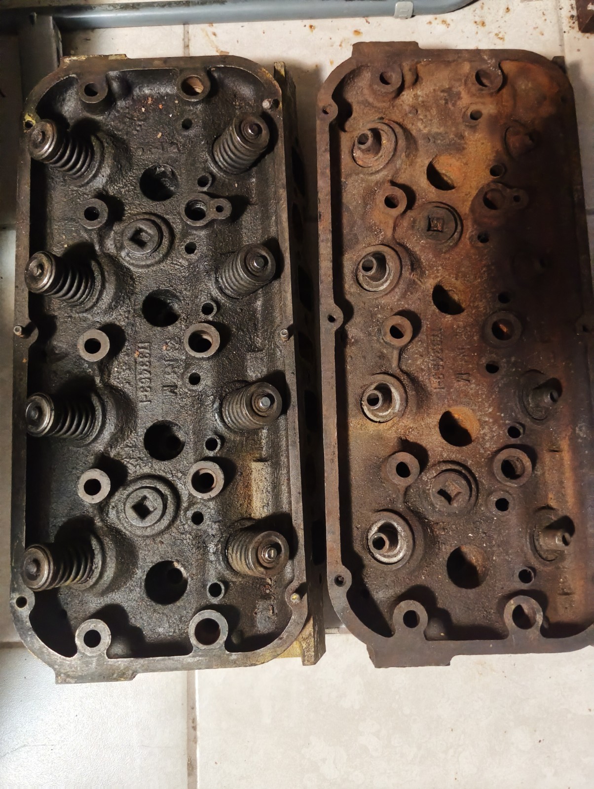 Pair Of 1957-58 Chrysler Hemi Cylinder Heads 1733463-1