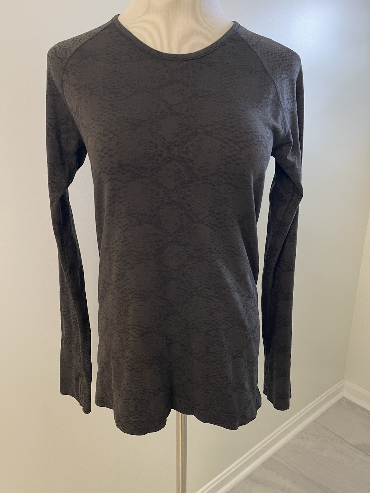 Athleta Printed Long Sleeve Top Grey/Black Size Large #530968 Casual