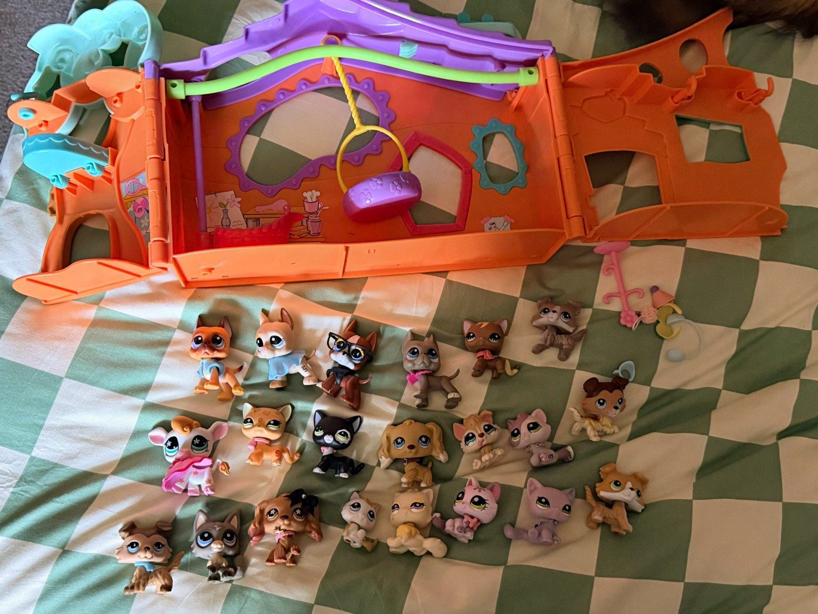Hasbro Littlest Pet Shop Playset House w/ LPS Cat Figures Lot
