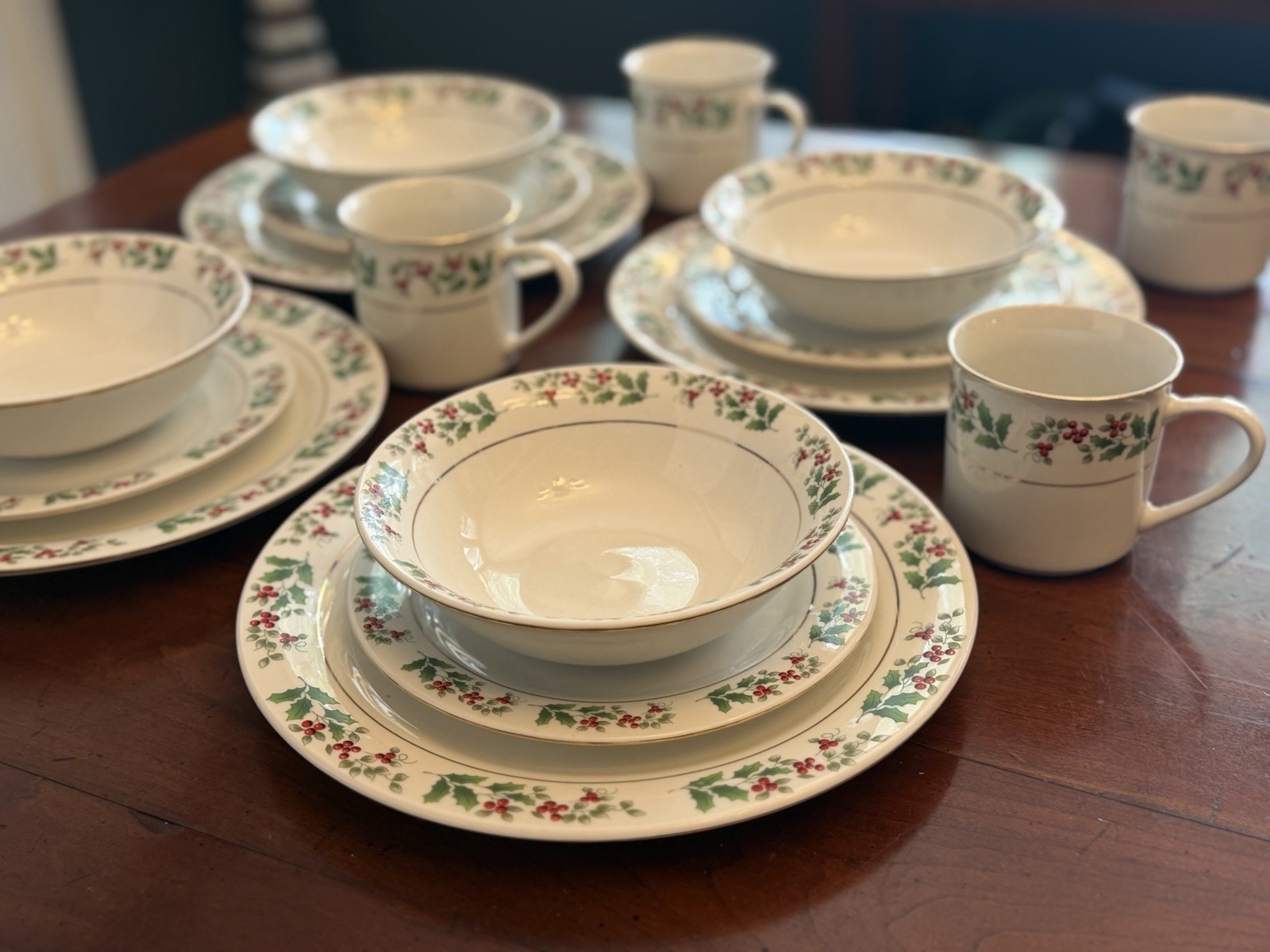 Gibson Christmas Charm Holly Berry 16-Piece Dinnerware Set, Service for 4