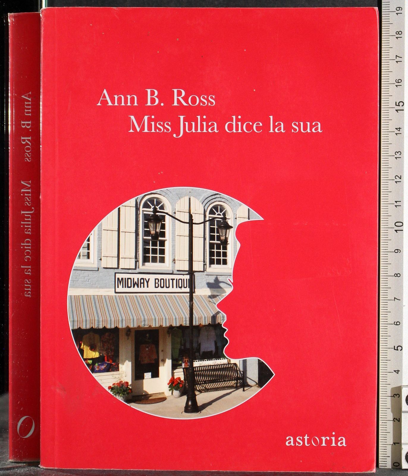 MISS JULIA DICE LA SUA. ANN ROSS. ASTORIA.
