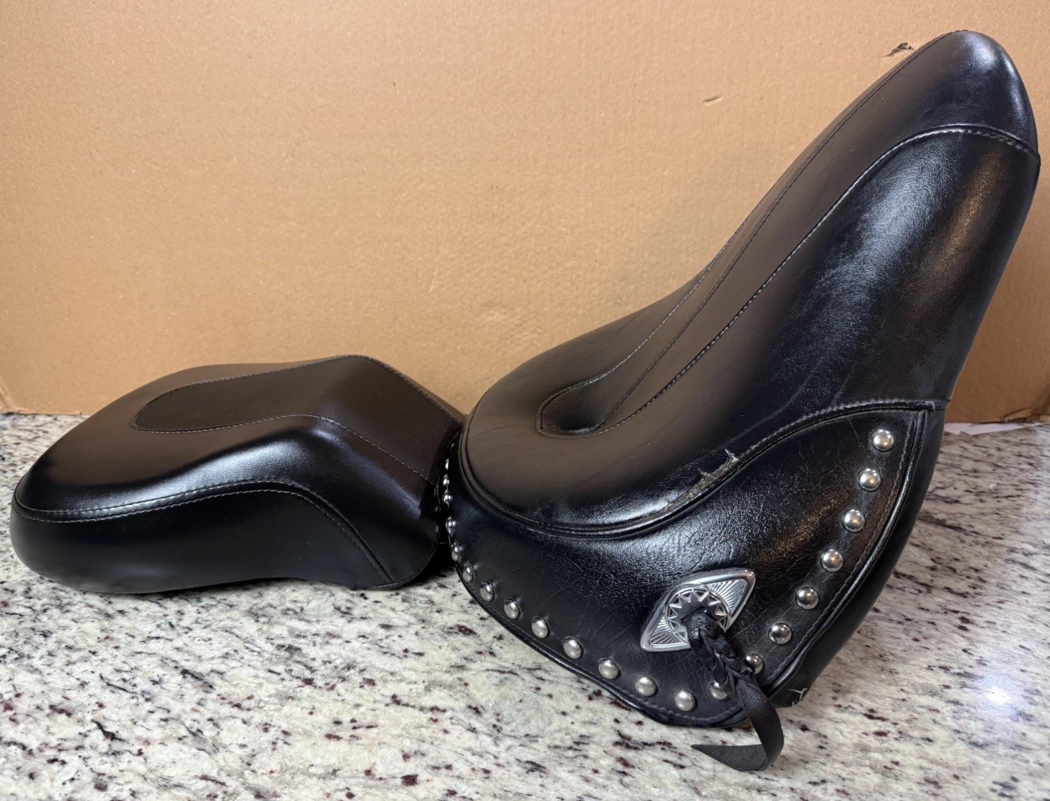 HARLEY OEM 2006-17 HERITAGE SOFTAIL FLSTC STUDDED CONCHO SOLO SEAT 51493-09 HARLEY OEM 2006-17 HERITAGE SOFTAIL FLSTC STUDDED CONCHO SOLO SEAT 51493-09