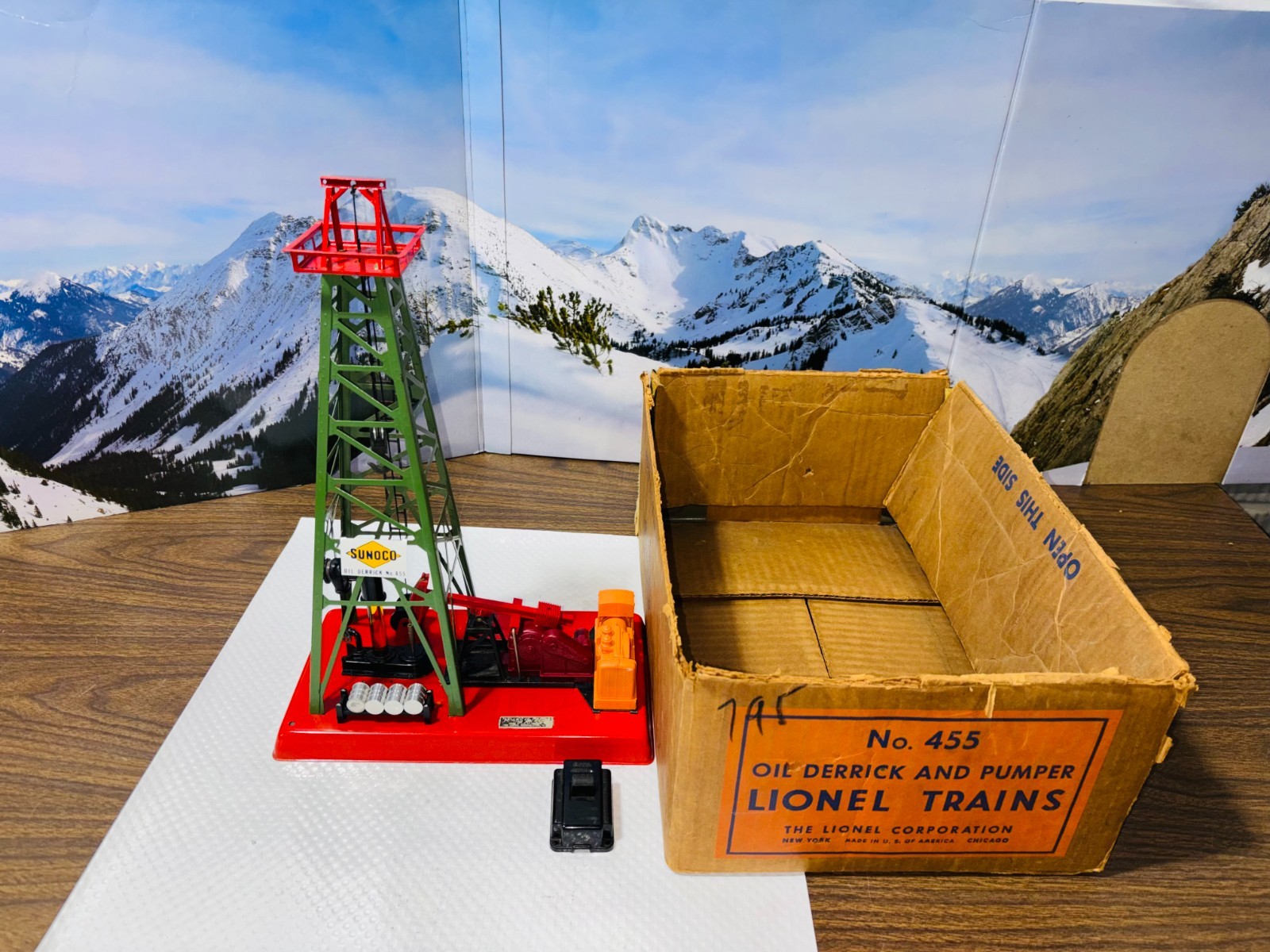 RARE RED TOP Lionel Post War 455 Operating Sunoco Oil Derrick and Pumper + Box.