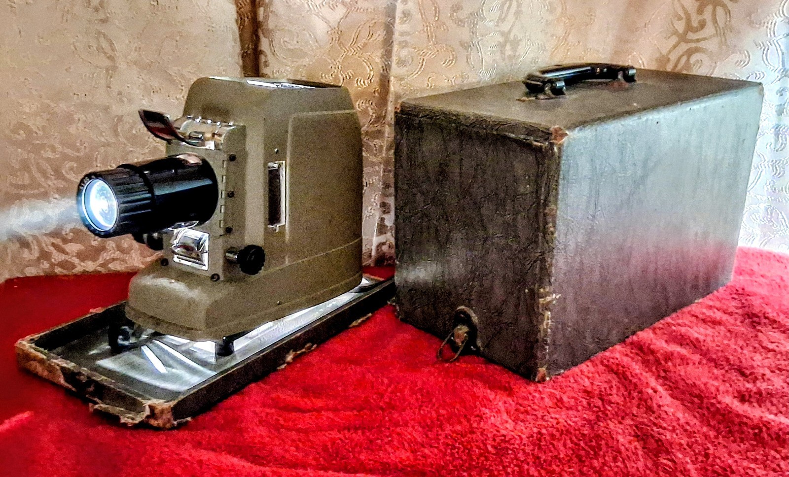 Vintage SVE School Master SM-1 35mm Roll Film Filmstrip Slide Projector Works