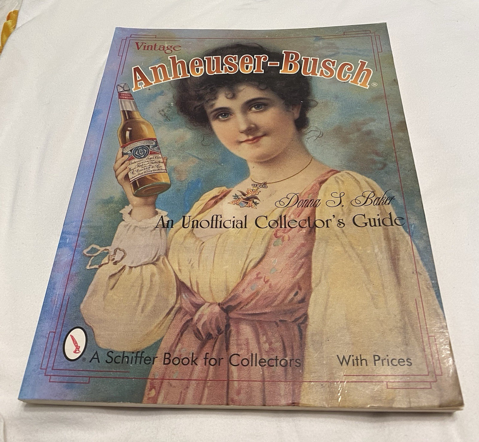 ANHEUSER-BUSCH COLLECTOR’S GUIDE PAPERBACK BOOK WITH PRICES. 1999. EXCELLENT ANHEUSER-BUSCH COLLECTOR’S GUIDE PAPERBACK BOOK WITH PRICES. 1999. EXCELLENT