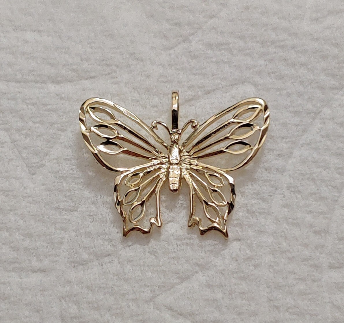 New 14k Yellow Gold Butterfly Charm Pendant New 14k Yellow Gold Butterfly Charm Pendant