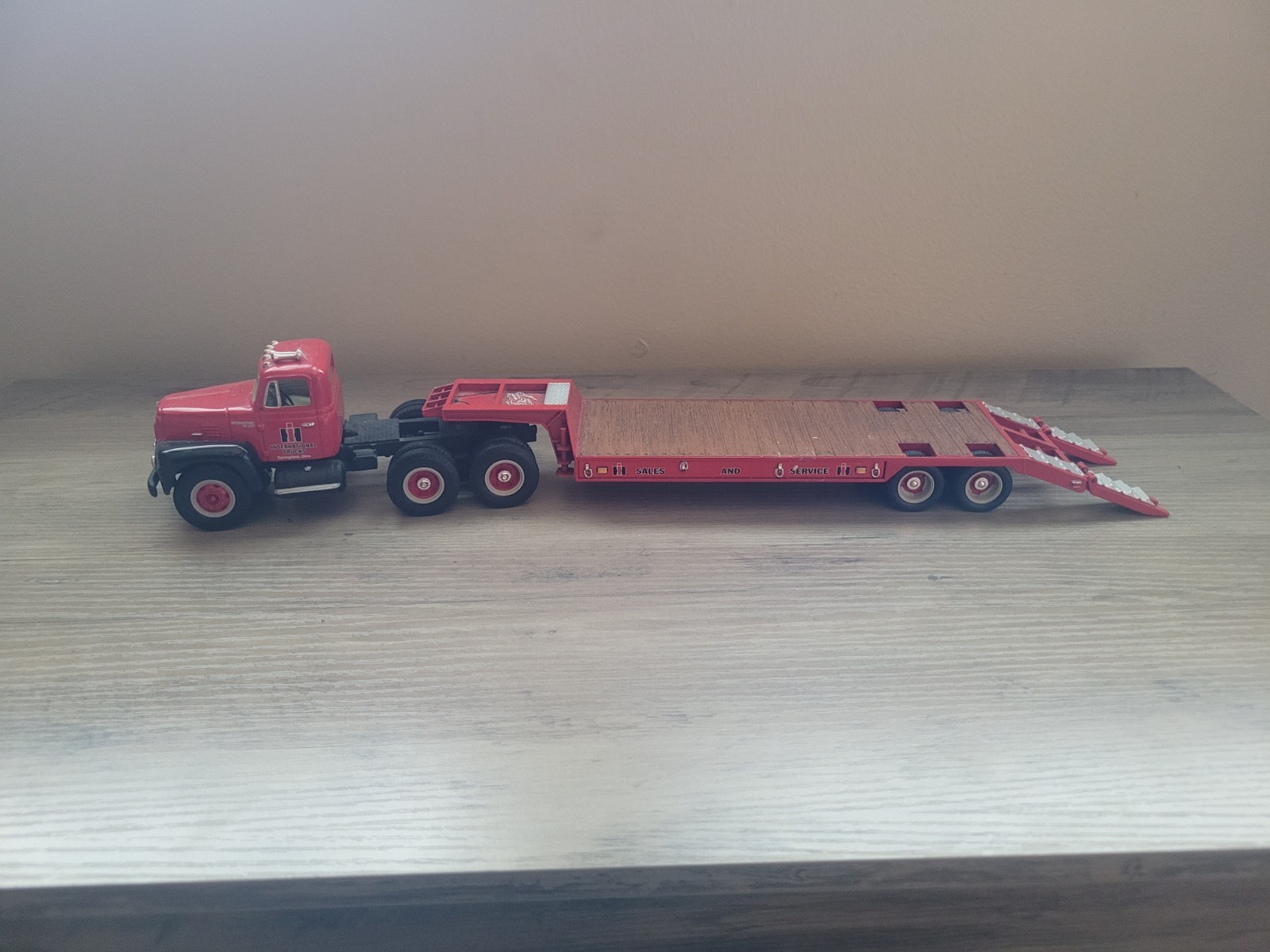 1:34 First Gear #19-2583 International Tractor W/Lowboy. IH Sales And Service 1:34 First Gear #19-2583 International Tractor W/Lowboy. IH Sales And Service