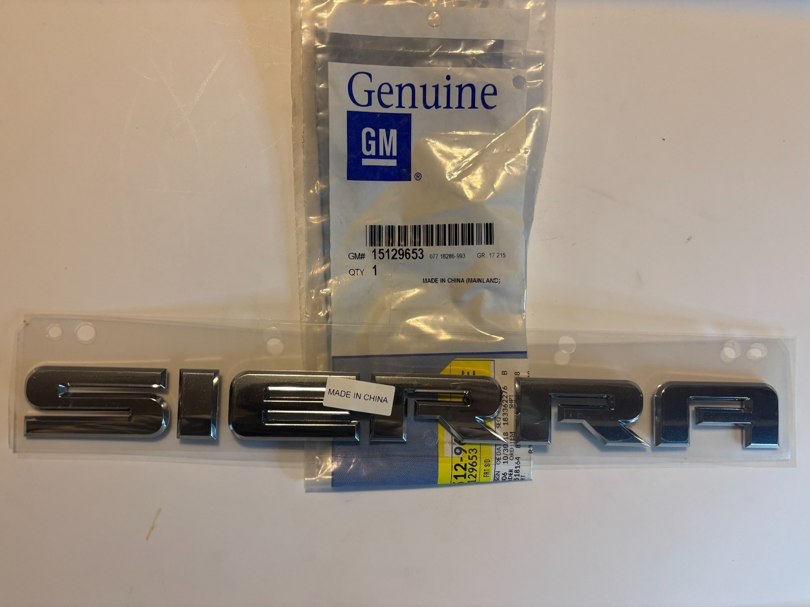 NEW GM OEM 07-20 GMC Sierra door/tailgate emblem chrome 15129653