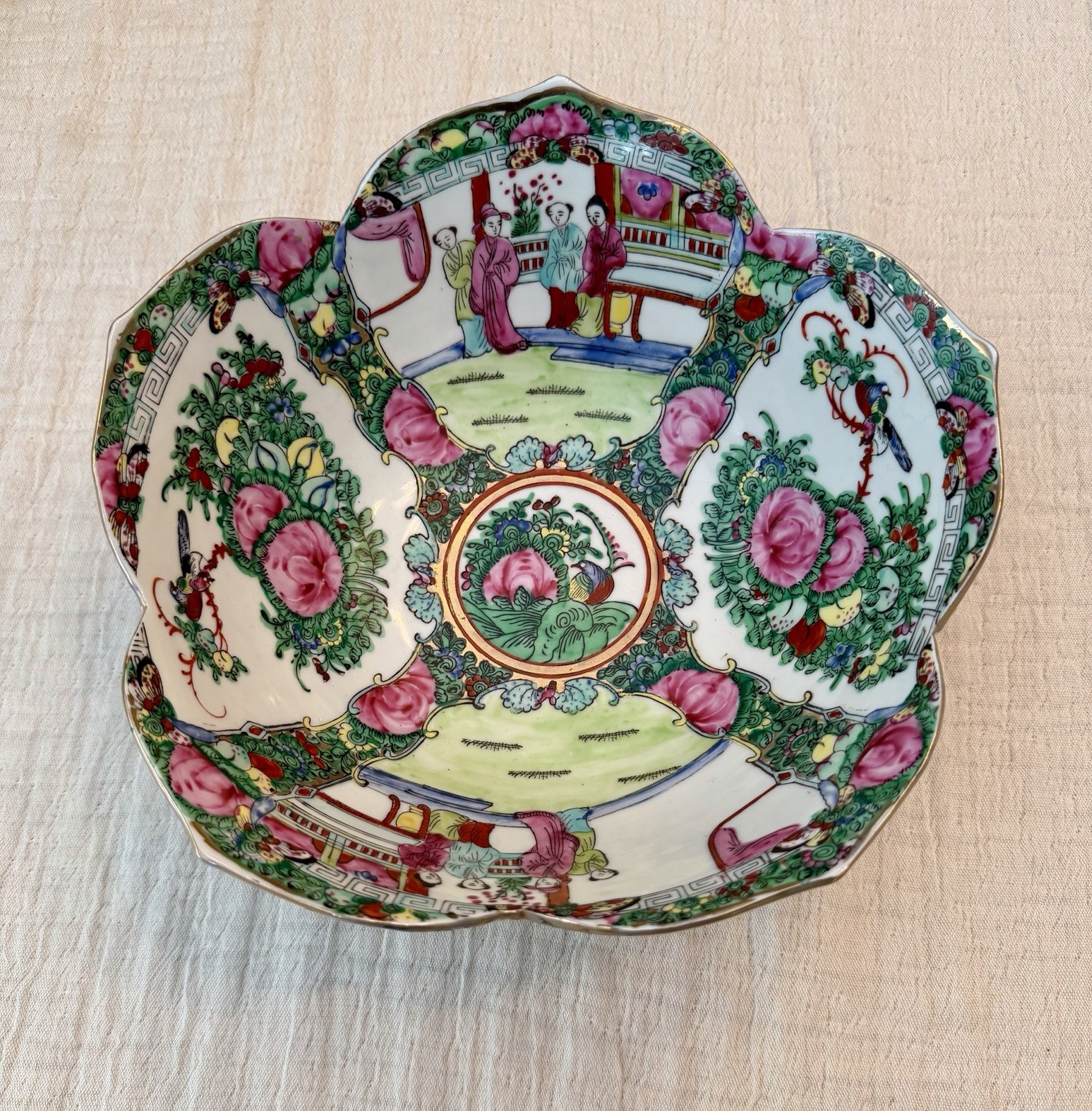 Vintage Chinese Rose Medallion Famille Rose Porcelain Scalloped Bowl 10”