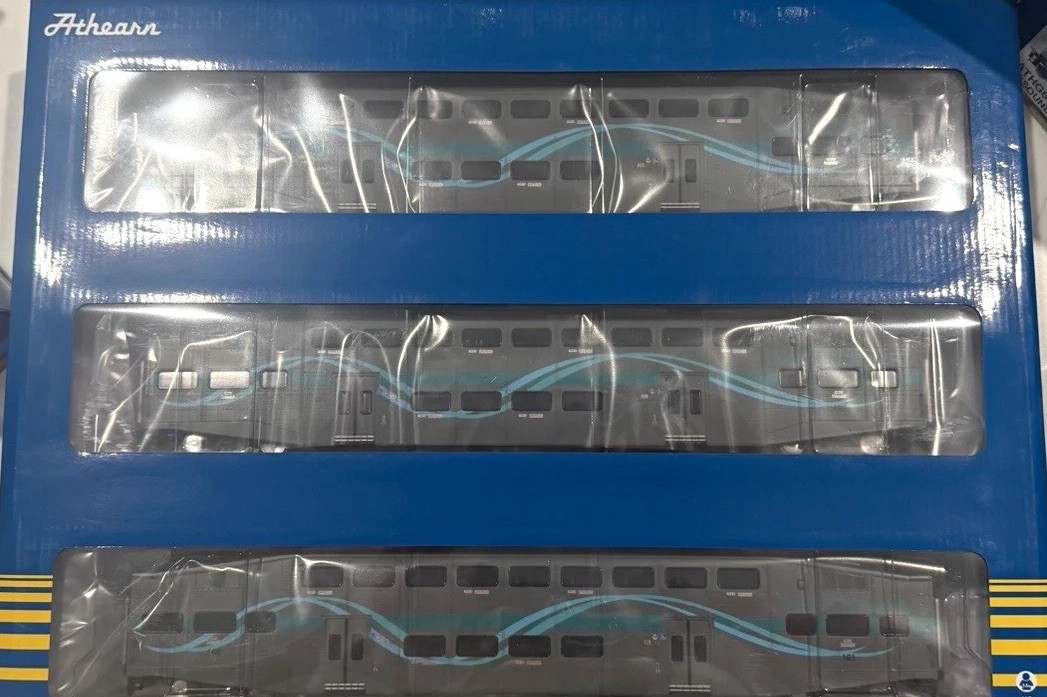 Athearn HO Scale Metrolink Bombardier Coach Car 3-Pack Refurbished ATH29701