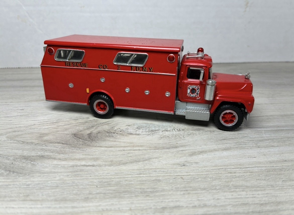 Solido Mack R Model Truck FDNY Rescue CO 2 Pompier France 1/60 #118 VERY RARE