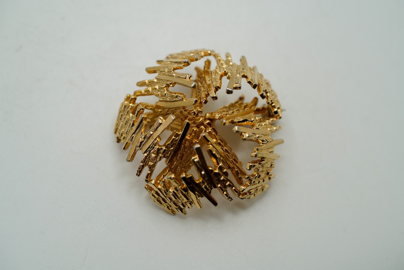 Vintage Grosse Germany 1966 Gold Tone Abstract Ribbon Dior Brooch 3.8cm JB48