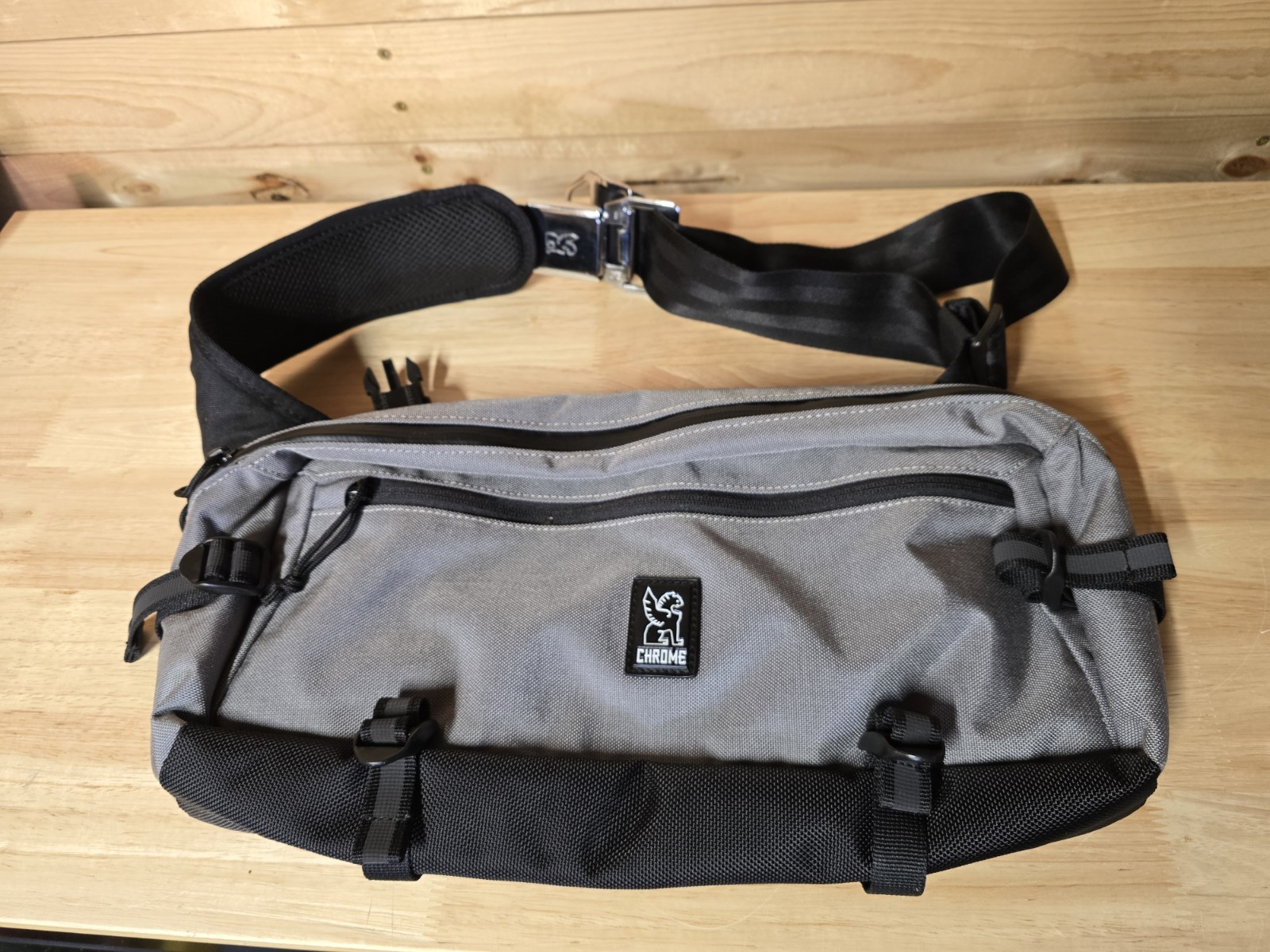 Chrome Industries Kadet Sling Messenger Bag 9L Black Silver Chrome Industries Kadet Sling Messenger Bag 9L Black Silver