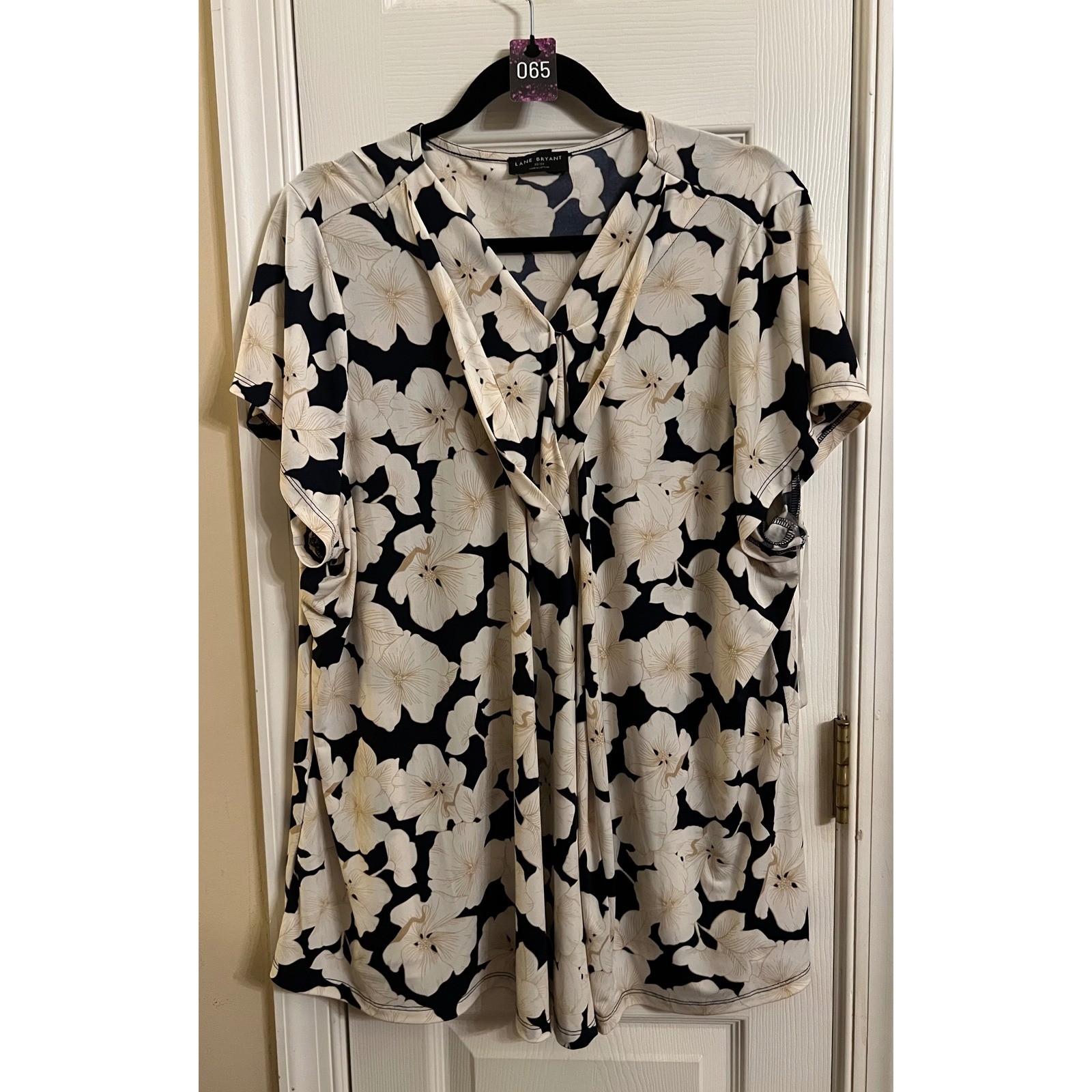 Lane Bryant Floral V-Neck Draped Front Blouse Navy Cream Plus Size 22/24 Lane Bryant Floral V-Neck Draped Front Blouse Navy Cream Plus Size 22/24