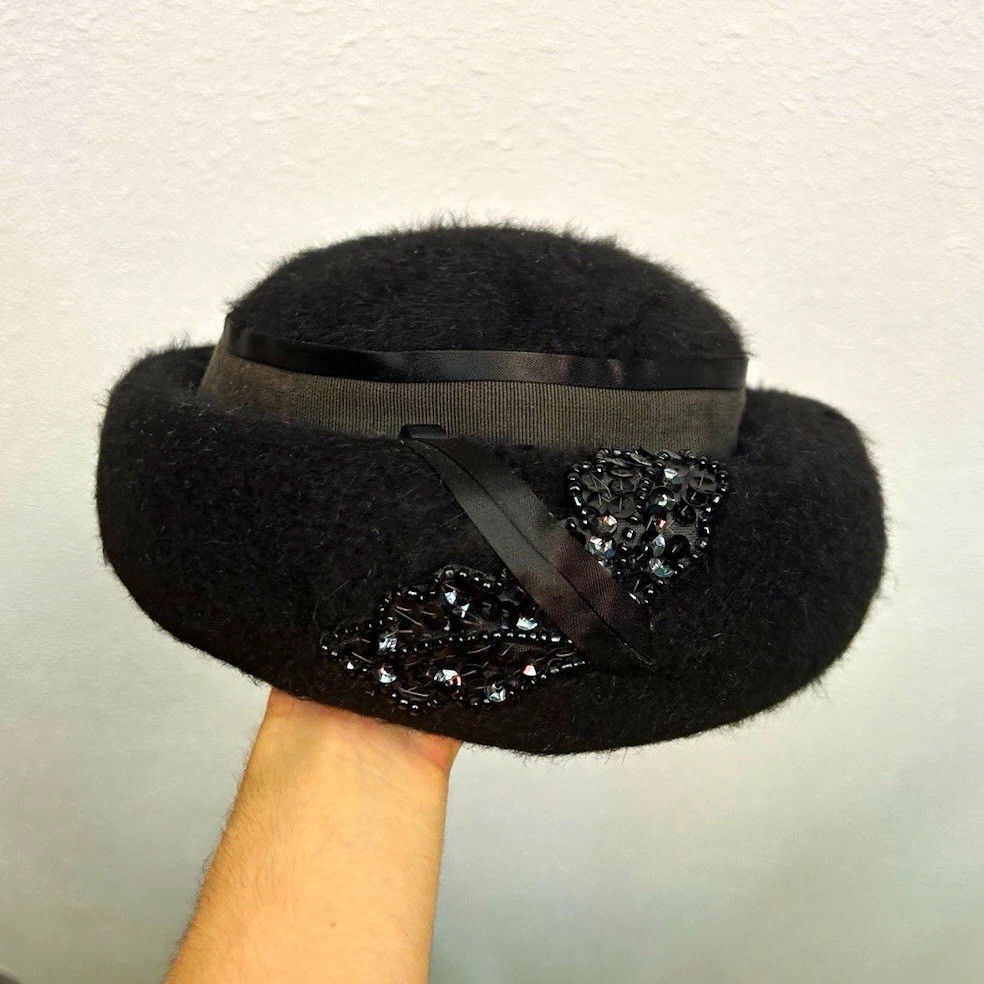 Vtg 1960s Merri Soie Women’s Black Felt Cloche Hat Red Lined Bow Accent One Size Vtg 1960s Merri Soie Women’s Black Felt Cloche Hat Red Lined Bow Accent One Size