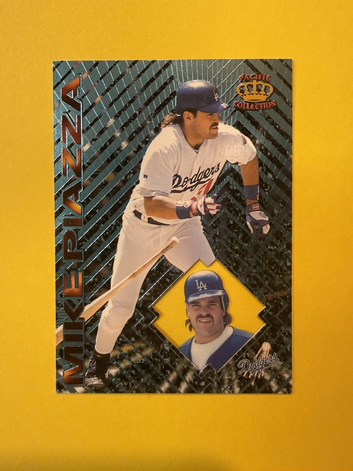 1997 Pacific Prisms Mike Piazza #115 Dodgers HOF Etched Foil Insert 1997 Pacific Prisms Mike Piazza #115 Dodgers HOF Etched Foil Insert