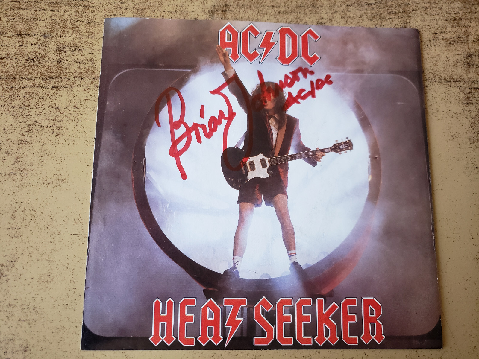 HAND SIGNED BRIAN JOHNSON  1980s EXCELLENT AC/DC Heatseeker/GO ZONE SLEEVE  45