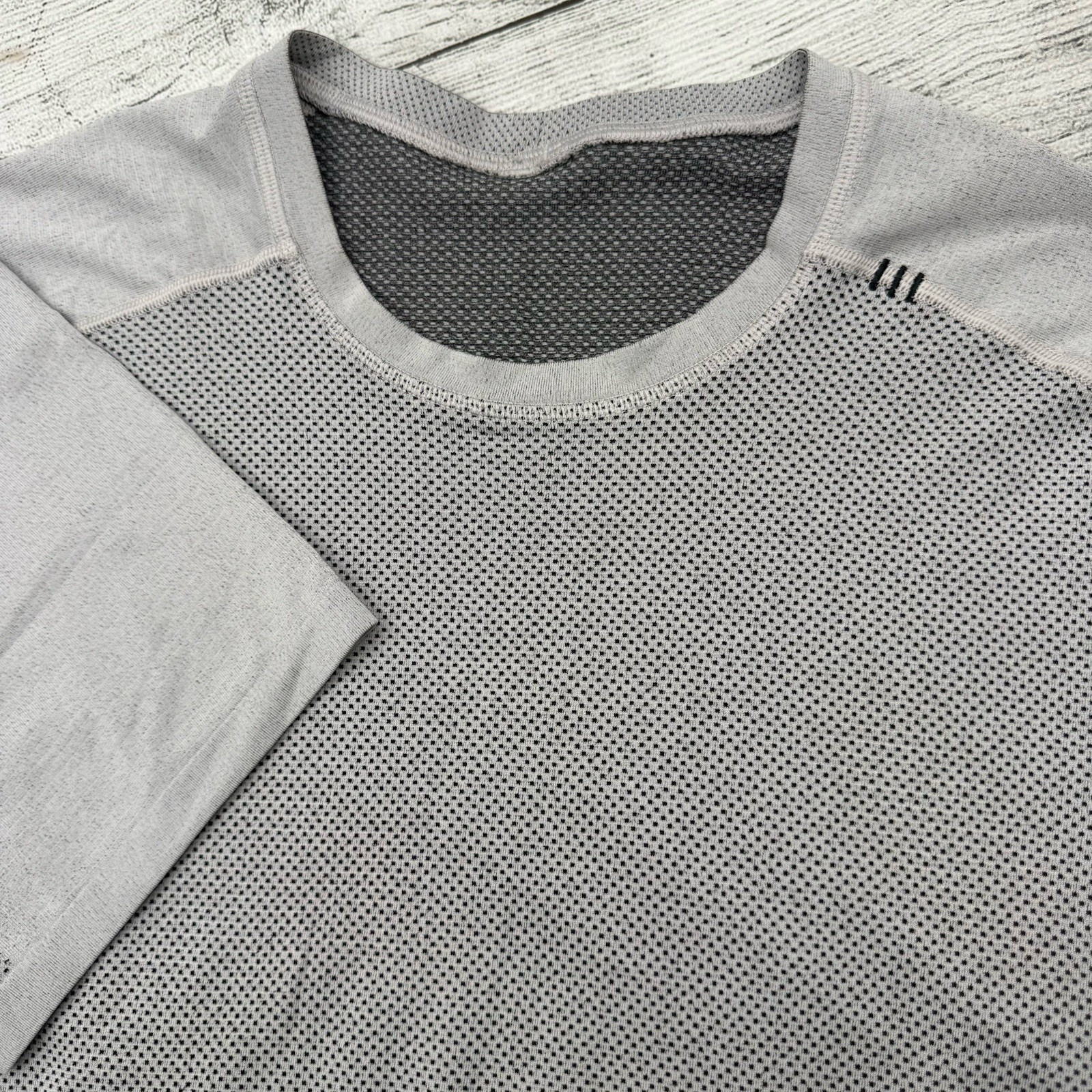 Lululemon Men\'s Metal Vent Tech Short-Sleeve Shirt Slate Gray L, 42\