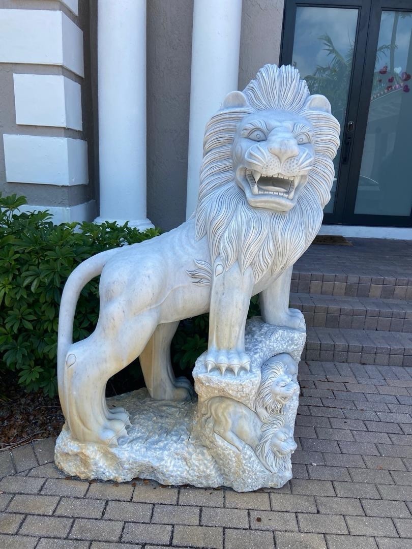 👑 King\'s Guard: Monumental Pair of Hand-Carved White Marble Lion Statues - 👑