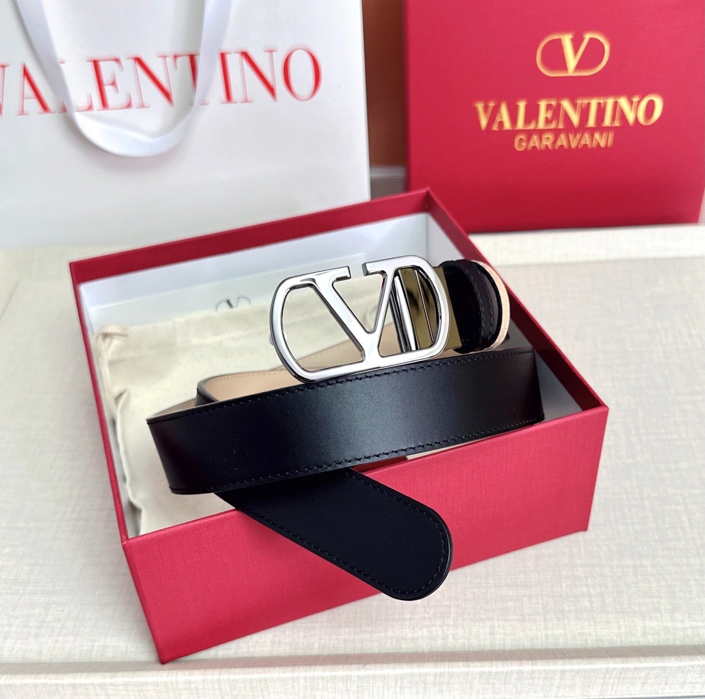 Valentino Garavani Reversible Black Ivory Leather V Logo Belt New. Valentino Garavani Reversible Black Ivory Leather V Logo Belt New.