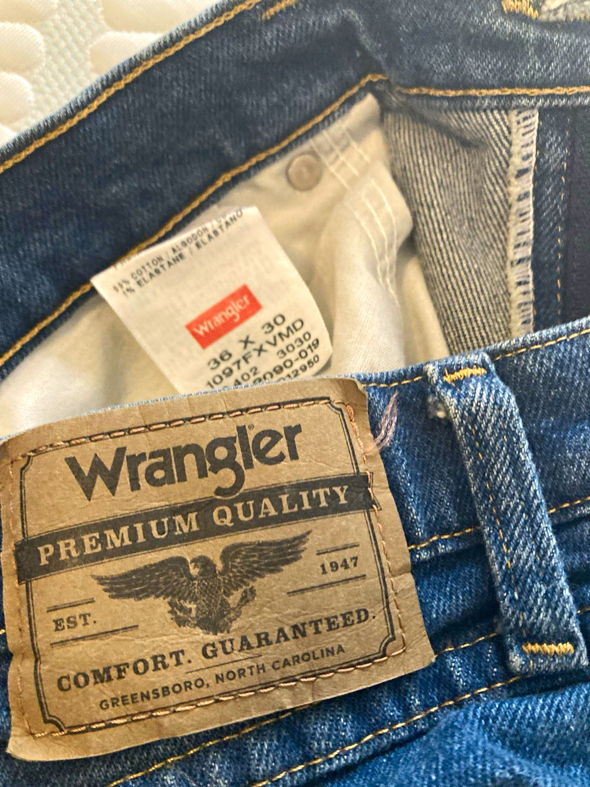 Wrangler Men\'s Blue Denim Jeans Relaxed Fit Straight Leg Medium Wash Stretch