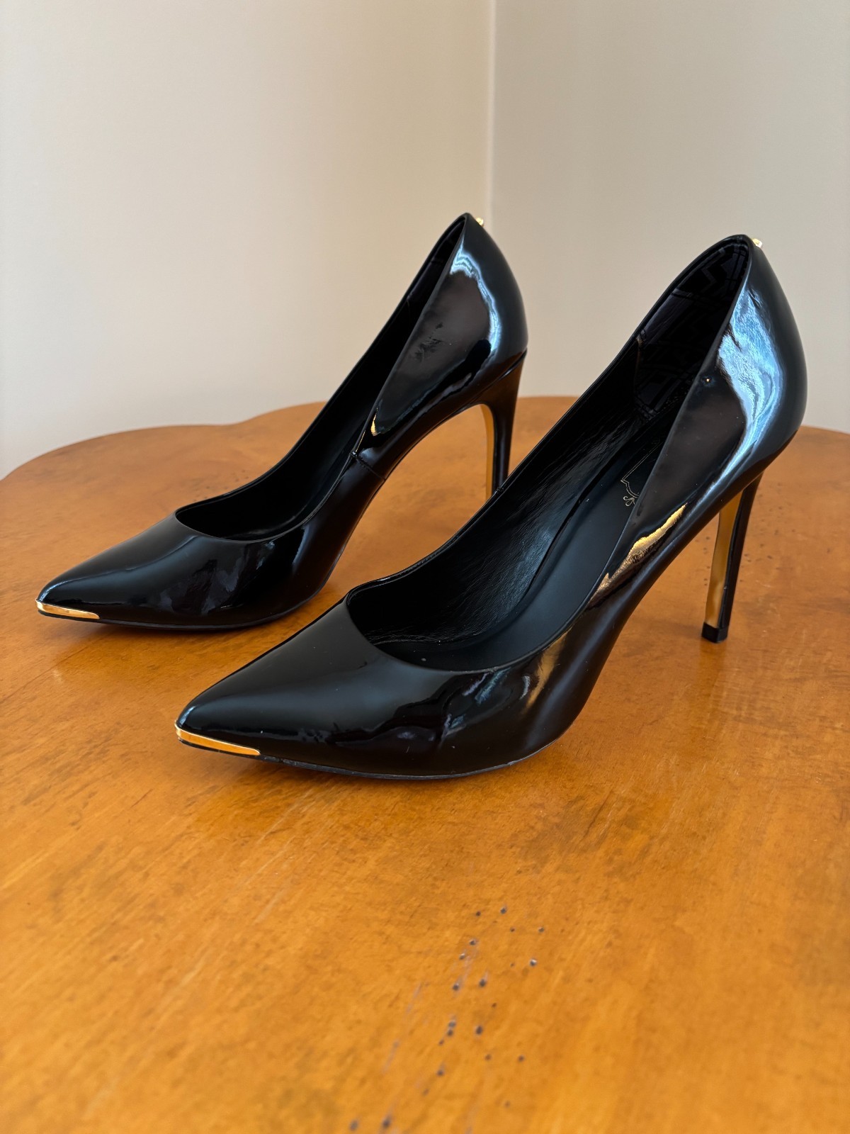 Ted Baker London Women\'s Black Patent Leather Pointed-Toe Pumps size 8.5 /39