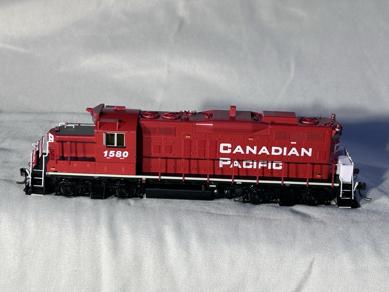 Cool Rapido Canadian Pacific RR GP-9u Loco #1580 HO DCC Ready/Beacon Lights Cool Rapido Canadian Pacific RR GP-9u Loco #1580 HO DCC Ready/Beacon Lights