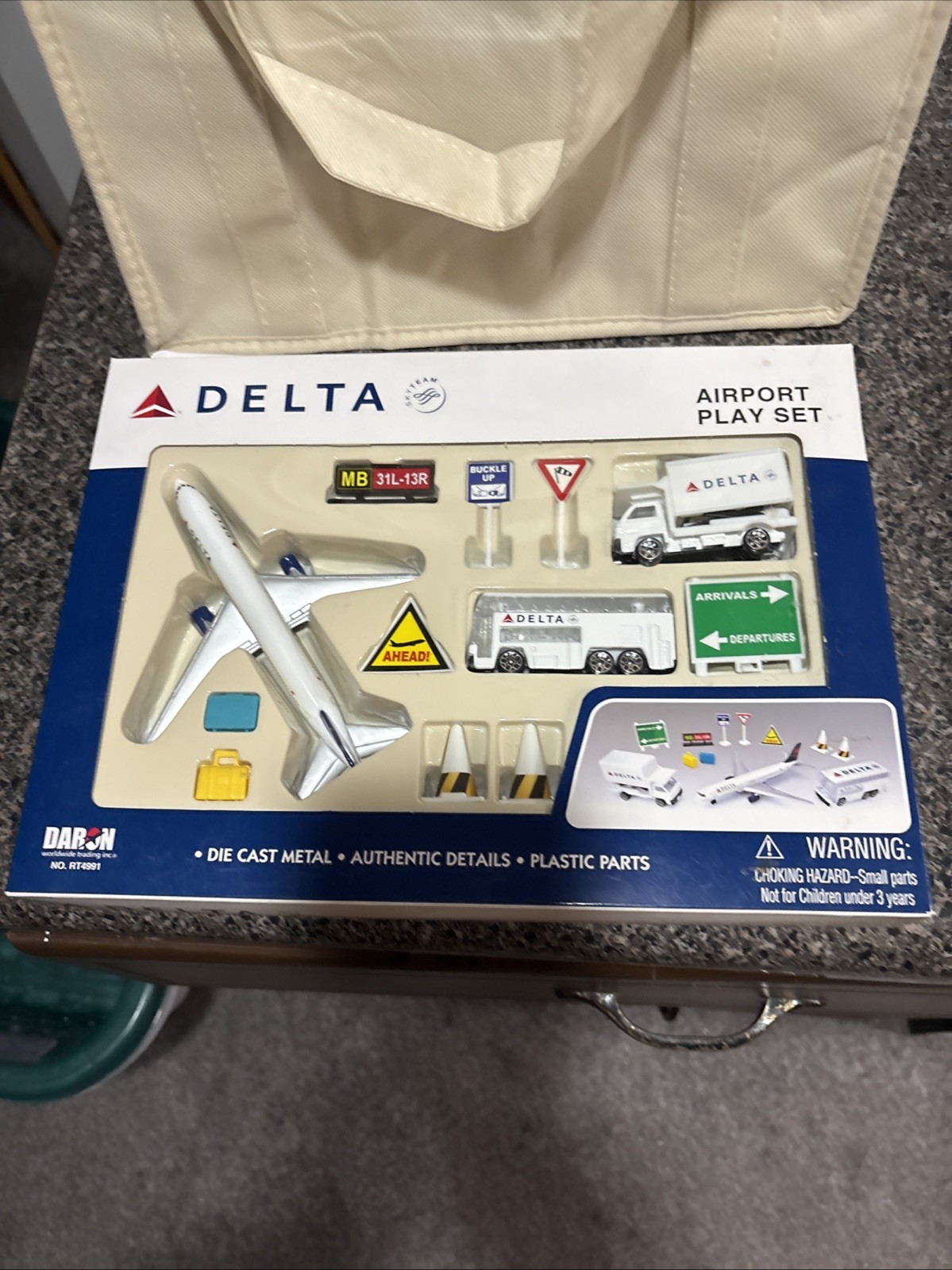 Daron Delta Airport Play Set Diecast Toy Airplane Vehicles & Accessories 4+ Daron Delta Airport Play Set Diecast Toy Airplane Vehicles & Accessories 4+