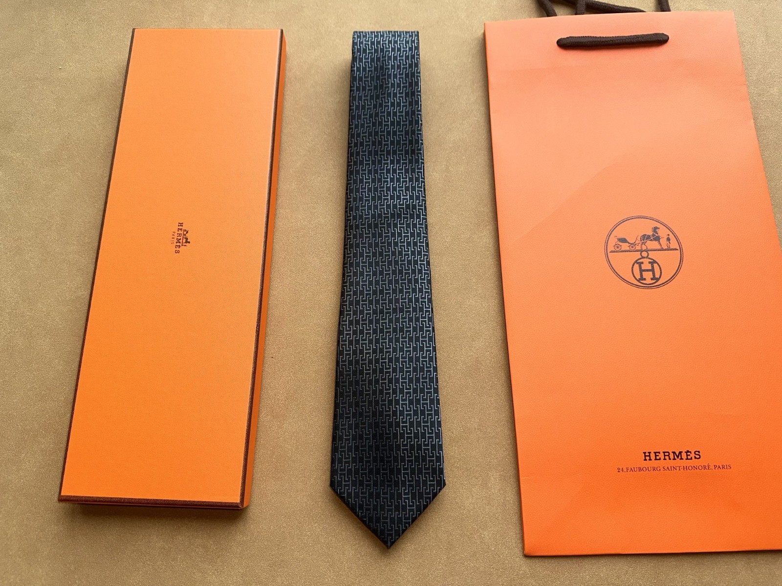 HERMÈS PARIS MEN\'S DARK GRAY GEOMETRIC H LINK PATTERN SILK TIE NECKTIE NWT