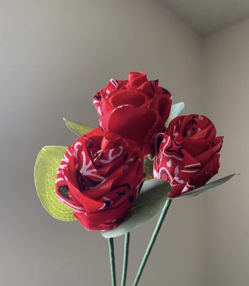 Bandana Roses, 3 Red Roses, Bouquet, Forever Roses, Perfect Gift, Decoration Bandana Roses, 3 Red Roses, Bouquet, Forever Roses, Perfect Gift, Decoration