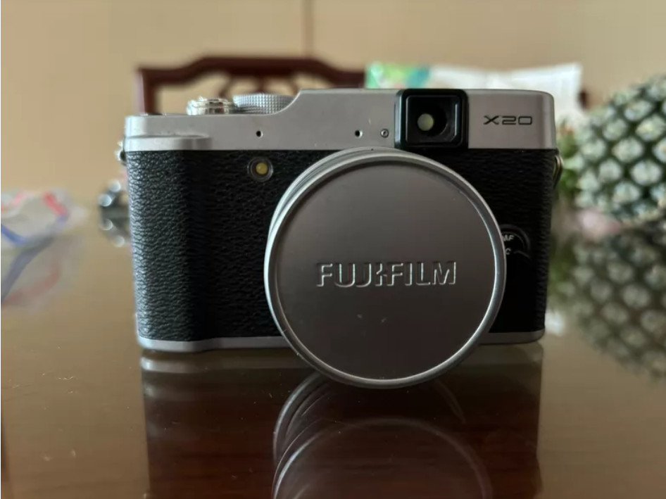 Fuji FUJIFILM X Series X20 12.0MP 4x Optical Zoom Digital Camera F2.0-2.8 Lens