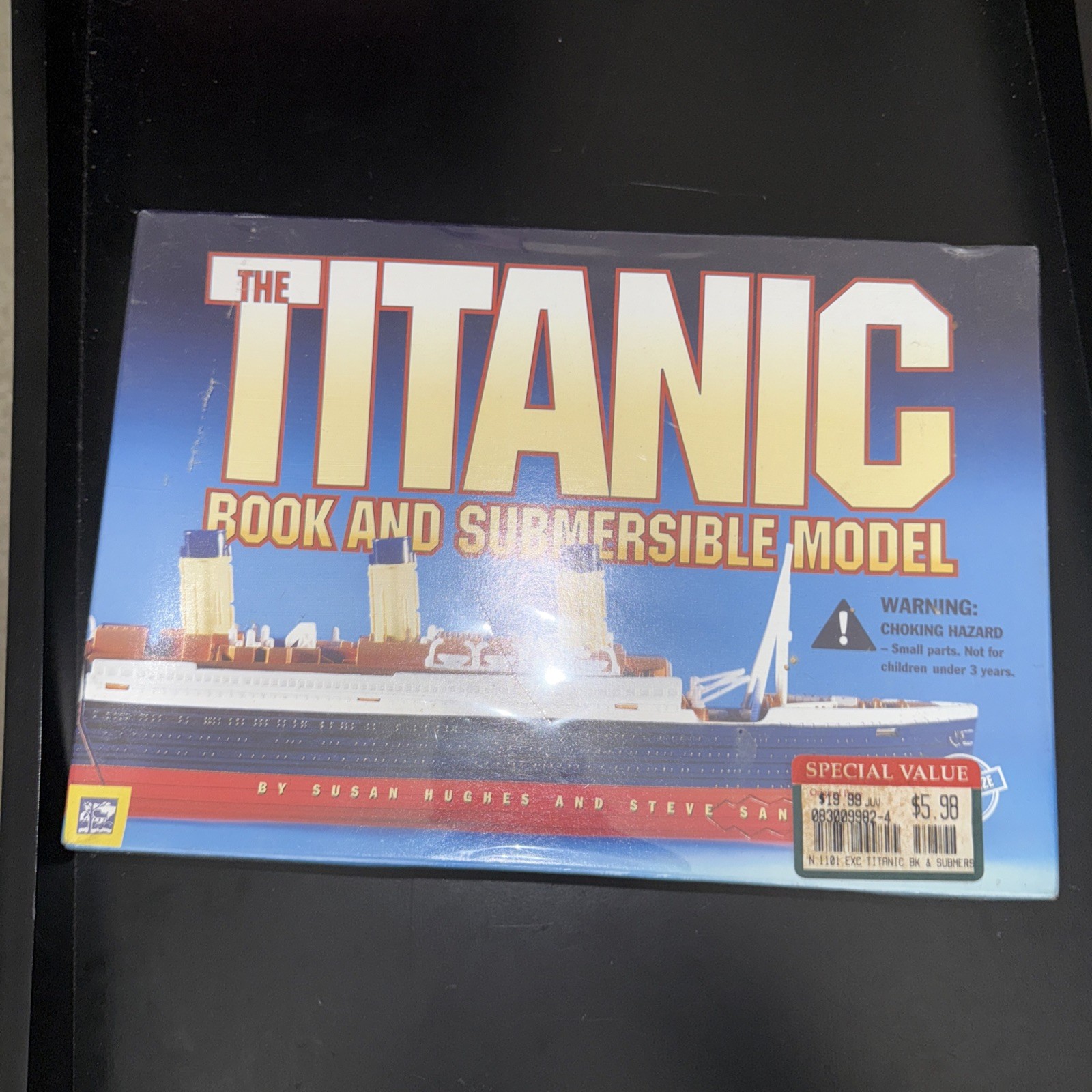 Titanic submersible model and book 1999 by Santini and Hughes NEW SEALED IN BOX Titanic submersible model and book 1999 by Santini and Hughes NEW SEALED IN BOX