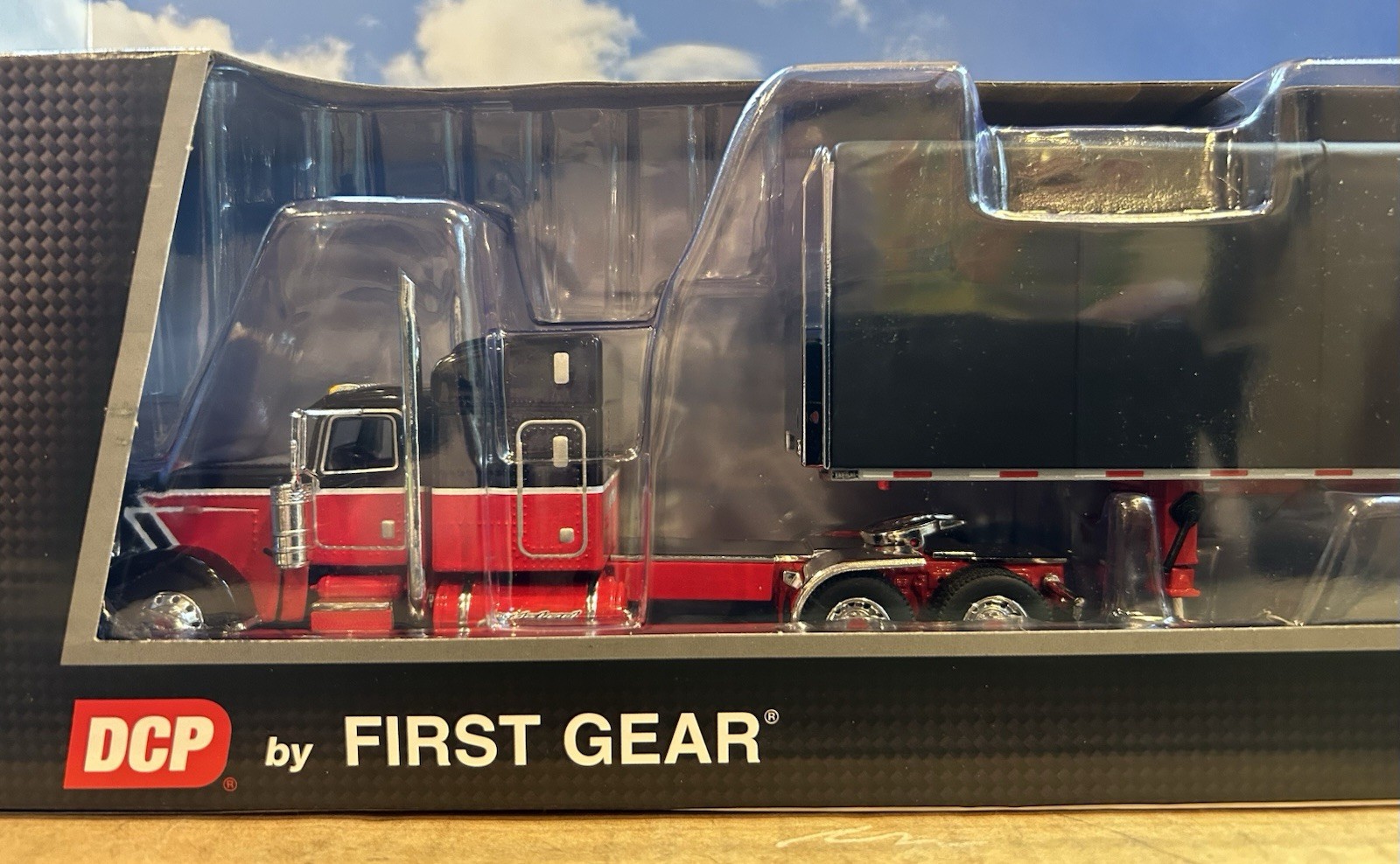 dcp 1/64 peterbilt 389 with matching rolltop trailer..limited edition #169