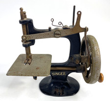 1910s SINGER CHILD'S MINI SEWING MACHINE antique functional working toy MODEL 20 picture