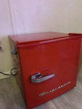 Frigidaire Red Retro Tabletop Mini Fridge 1 Door Manual Defrost 1-5 ft³ picture