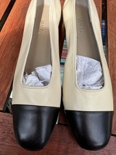vaneli shoes Women’s 9m Two Tone Pumps Neutral NWT Classic Minimalist Capsule picture