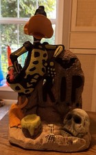 Looney Tunes 1997 Halloween Light Up, Daffy Painted Tombstone Skull. Read picture