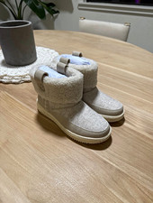 Hey Dude Women’s Beige Ankle Bootie Faux Fur Lined Slip-On Round Toe Size 7 picture