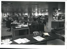 1990 Press Photo People working in the Milwaukee Journal Sentinel newsroom picture