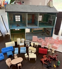 VINTAGE 1940-50'S MARX TIN TOY DOLLHOUSE FAMILY FIGURES  FULL OF FURNITURE picture