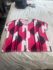 BloomChic Women's V-Neck T-Shirt Geometric Pink Black White Abstract Print Top picture