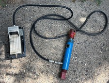 Model D 4020 Air-Over-Hydraulic Foot Pump with cylinder picture