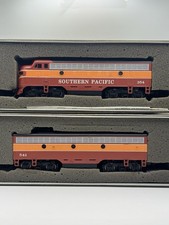Bachman HO Southern Pacific Set Diesel Locomotive #354 And Passenger Car #541 picture
