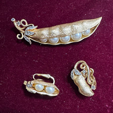 Vintage Trifari Signed Pea Pod Brooch & Clip-On Earrings Set picture
